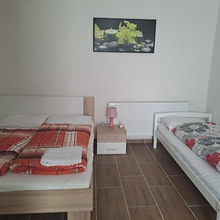 Nha Nghi Cho Cap Doi Va Gia Dinh Lejlighed Prag Eksteriør billede